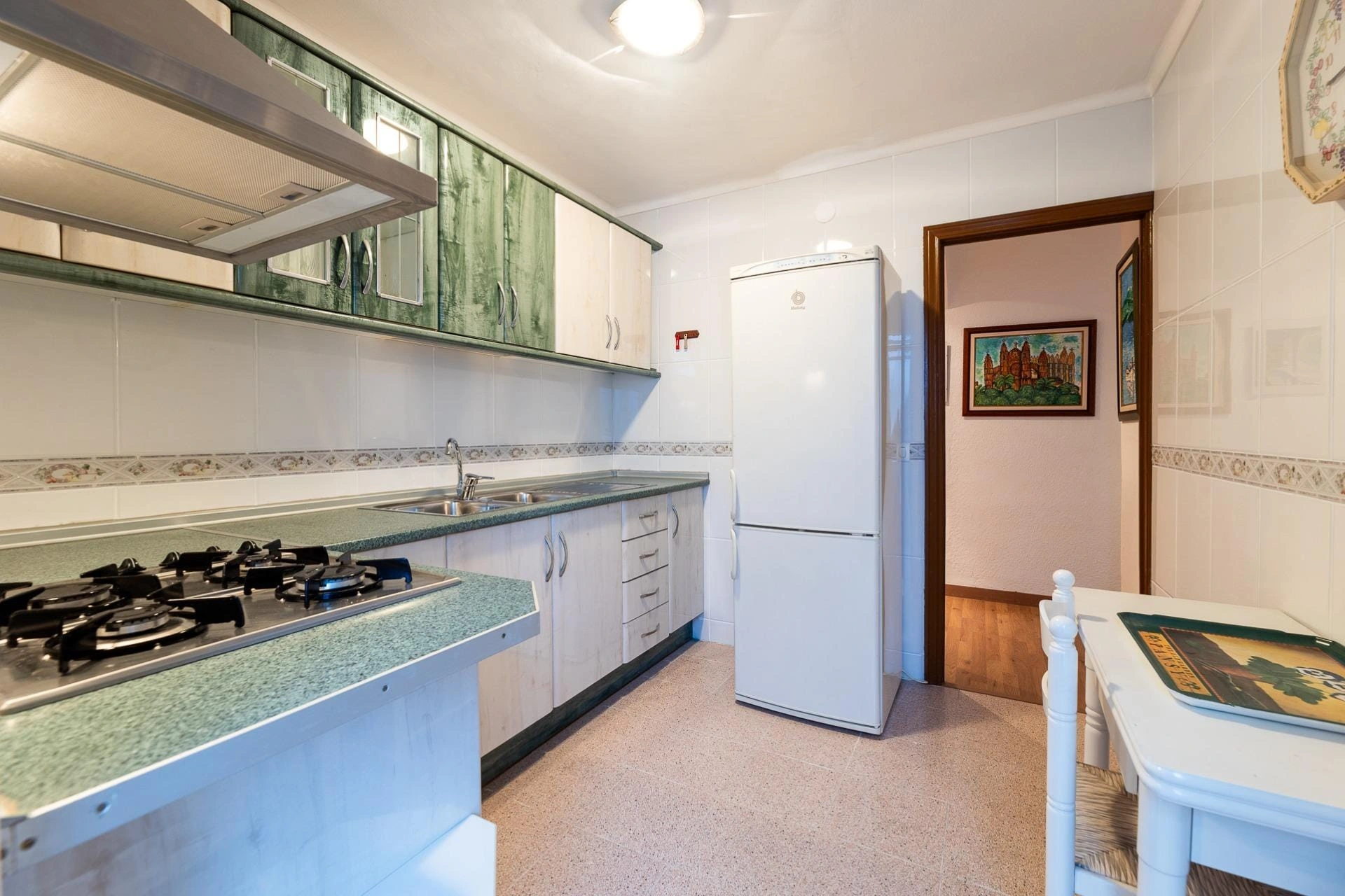 Old kitchen in Palma before the renovation: the badly positioned fridge blocked the passage and part of the storage
